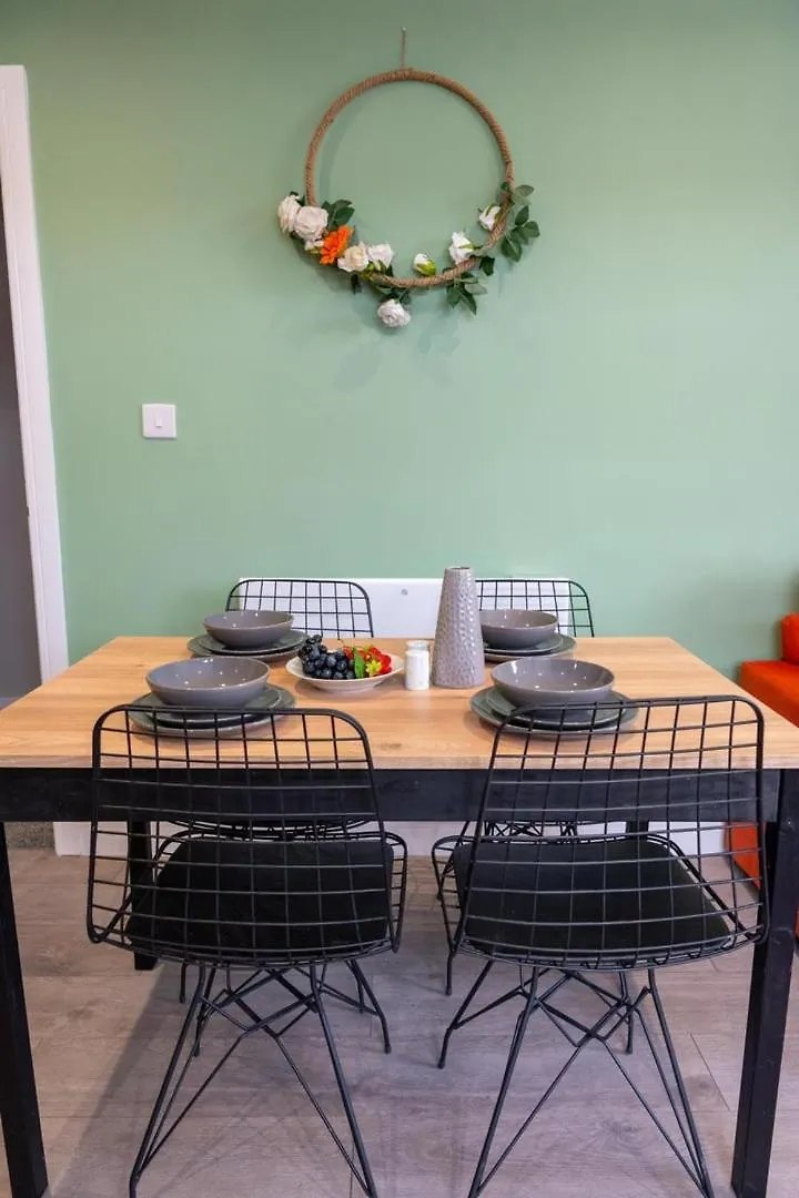 Cozy 2-Bedroom - Cyncoed Area Cardiff 0*,  United Kingdom